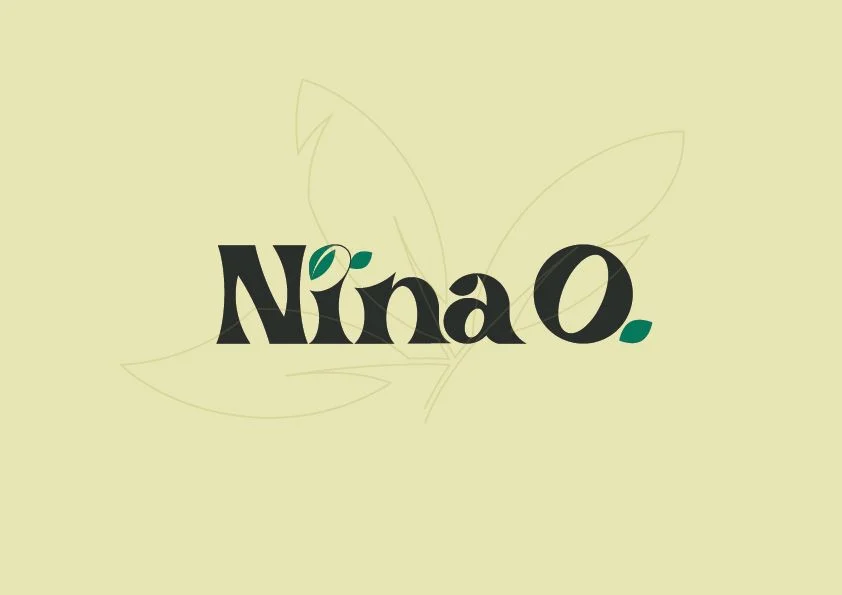 Identidade visual Nina O com letras esculturais, detalhes verdes e desenho delicado de folhas